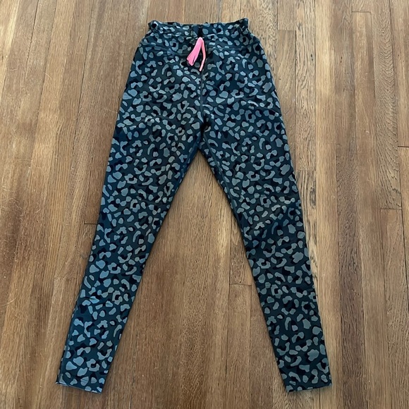 Sarah’s Day x White Fox Activewear SDX WFA Camo Leggings - Picture 3 of 5